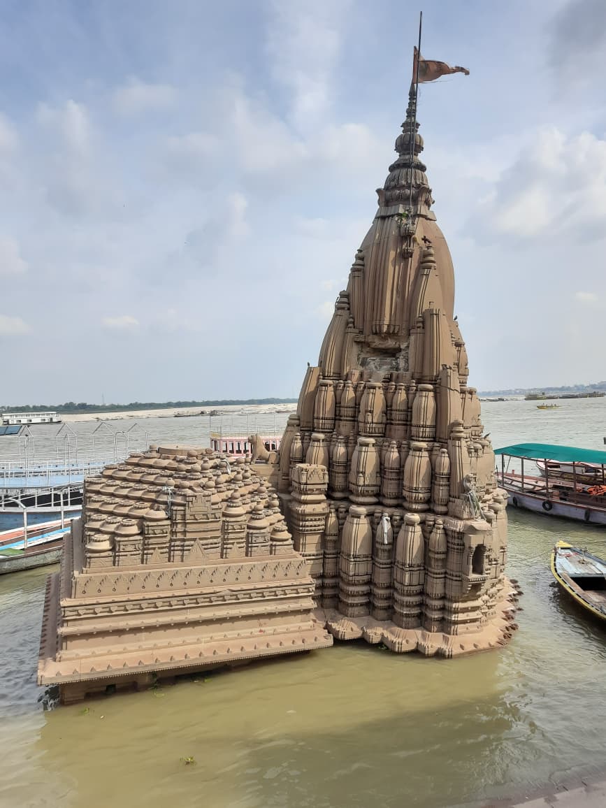 Ratneshwar Mahadev Temple (Kashi Karwat): The Mystery of Varanasi's Leaning Shiva Temple